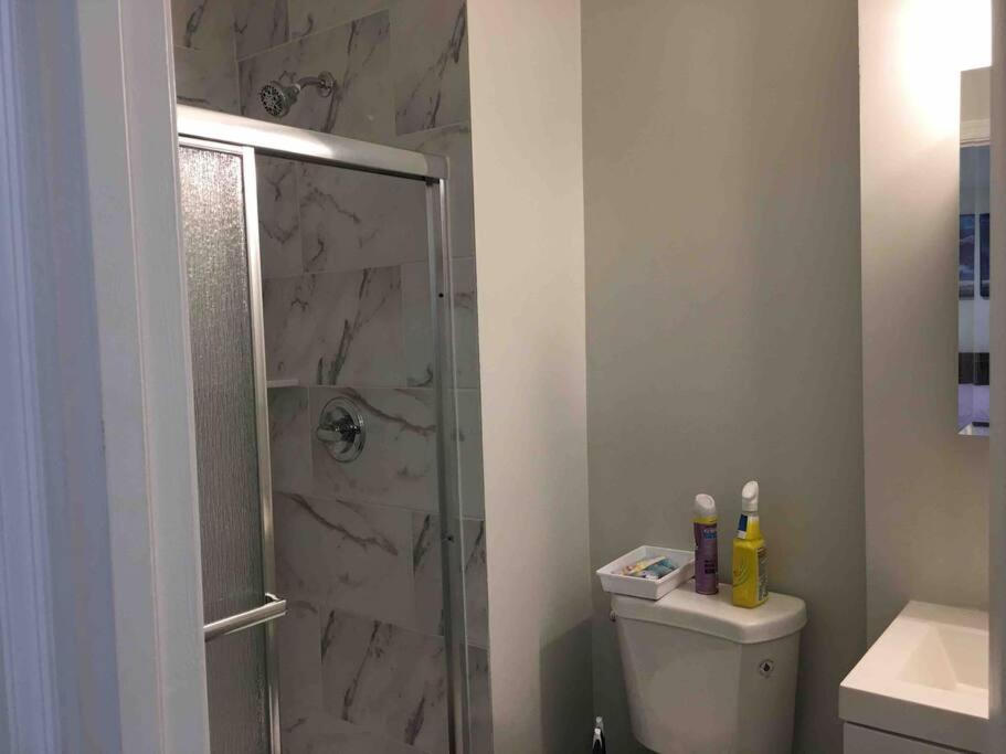 Entire Twnhouse 2bdrms 3Bthrm 2Qbeds 2Levls Fncd Bkyard